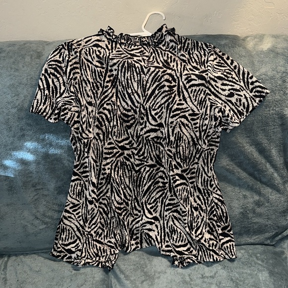 Sag Harbor X-large black white and brown animal print open front top with tank - Picture 4 of 5